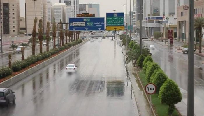 طقس السعودية اليوم الجمعة: أمطار رعدية ورياح مثيرة للأتربة والغبار