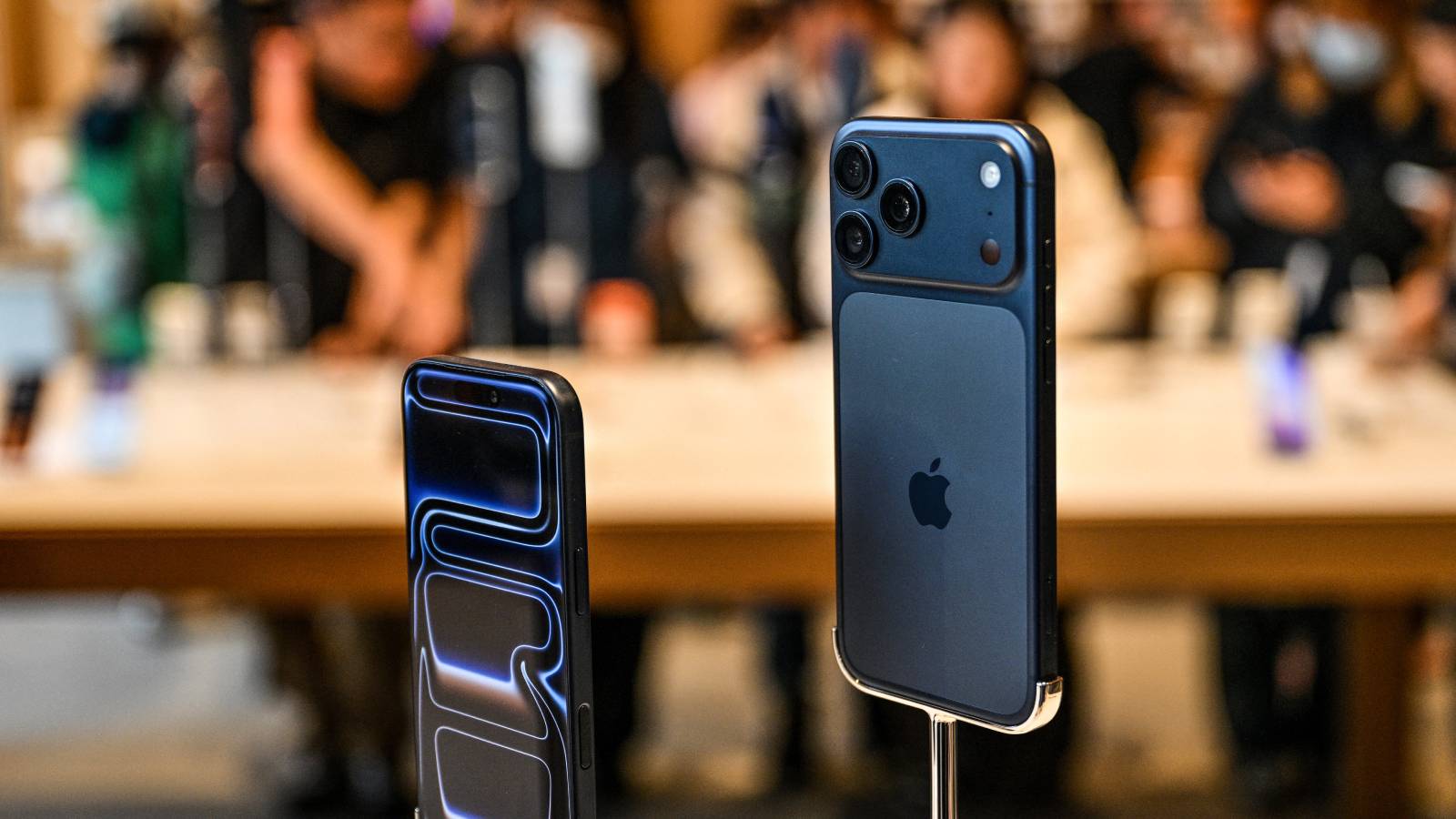 آبل تحدث ثورة بالهواتف.. اتصال فضائي مباشر لهواتف iPhone