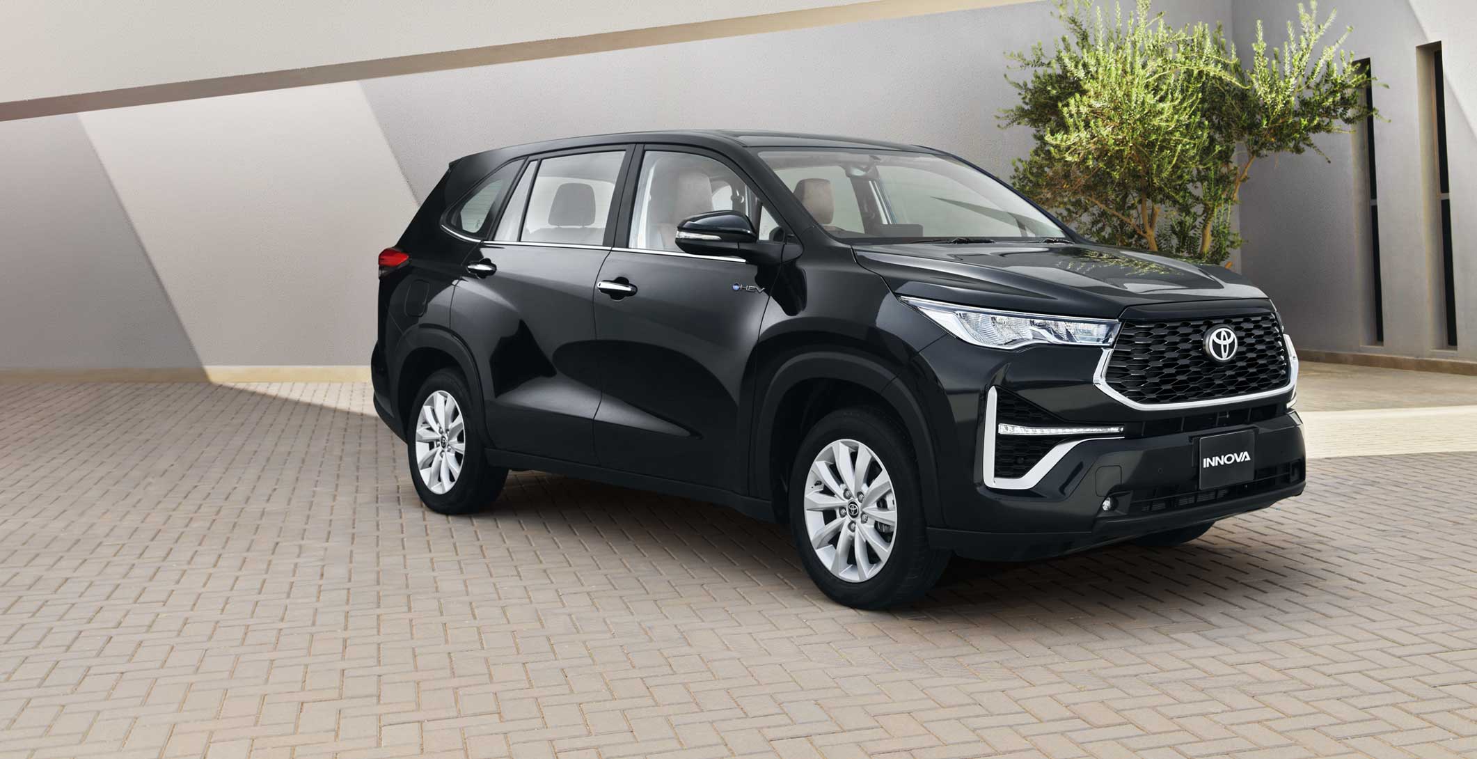 «تويوتا إنوفا 2026 في السعودية».. سيارة عائلية مميزة بسعر أقل من 150 ألف ريال