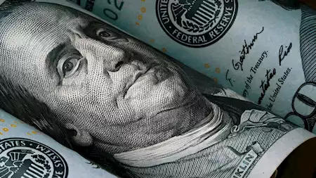 الدولار يهبط تحت 47 جنيها للمرة الأولى منذ تحرير سعر الصرف في مصر