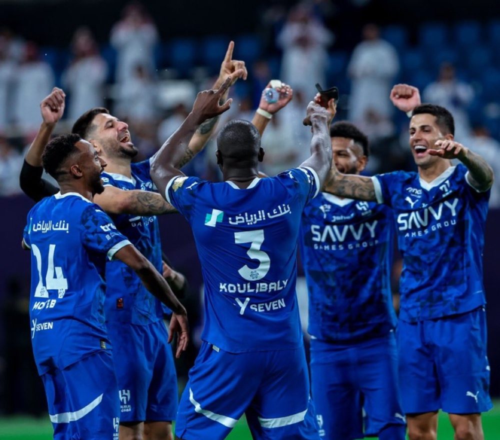 الهلال السعودي يرد ويحسم الجدل حول رحيل لاعبه