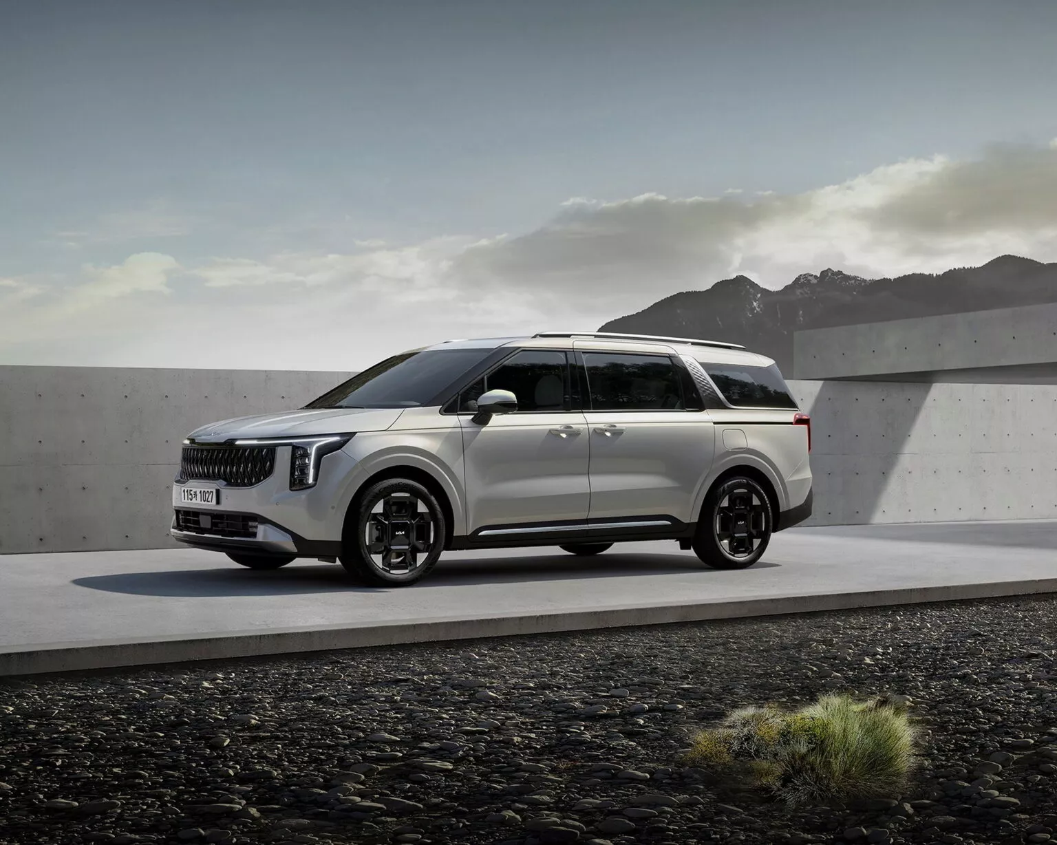 مقارنة بين كيا كرنفال 2025 وتويوتا إنوفا 2025.. سباق الميني فان العائلية في السعودية