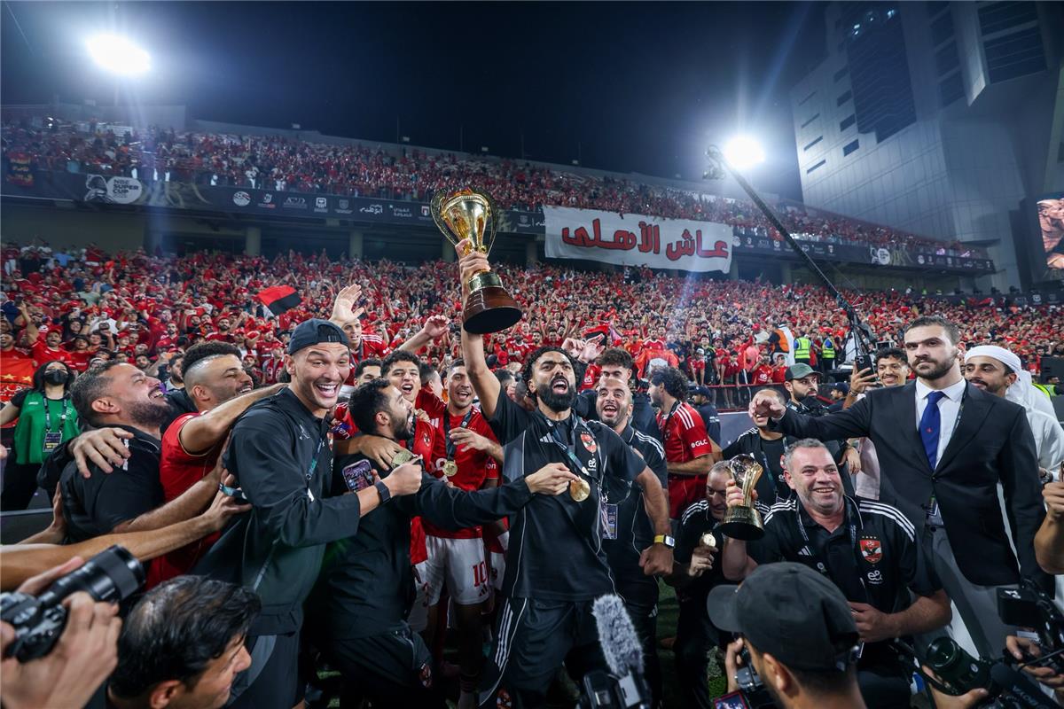  زيزو يثير الجدل على منصة التتويج