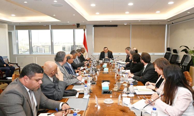 اجتماع من بنك الاستثمار الأوروبي مع وزير الإسكان المصري