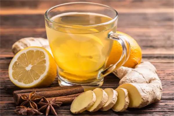 ودع الانتفاخ فورًا… مشروب طبيعي ينظف القولون ويعيد الراحة من أول كوب