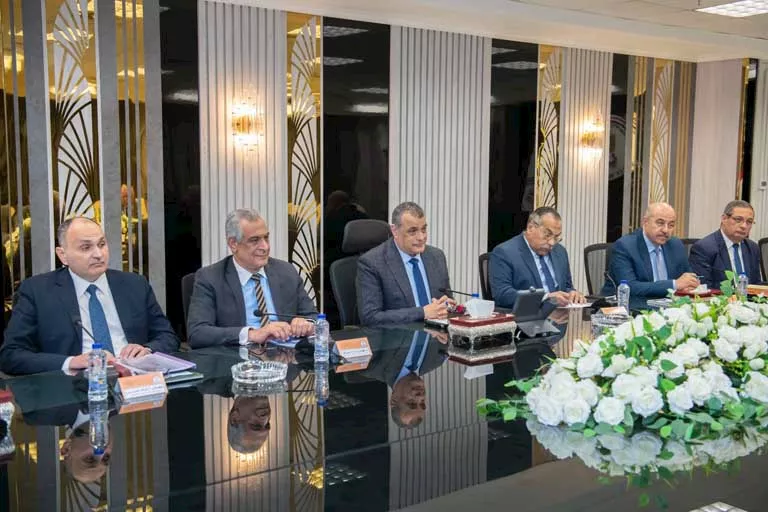 اجتماع عاجل بين وزيري الإنتاج الحربي وقطاع الأعمال العام