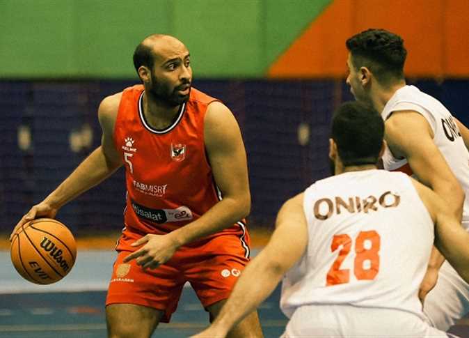 الأهلي يهزم الزمالك 75-69 ويواصل تفوقه في دوري السوبر لكرة السلة