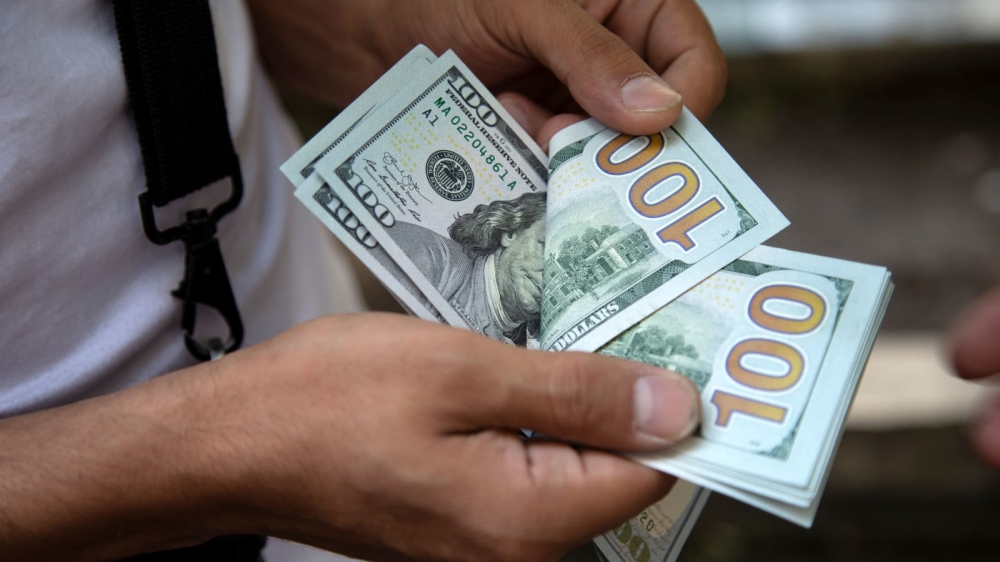 سعر الدولار مقابل الجنيه اليوم في البنوك المصرية.. استقرار ملحوظ وتباين طفيف