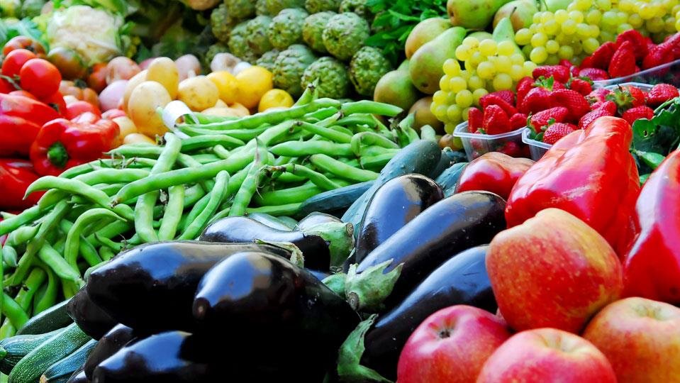 الخضروات متوفرة والموالح أرخص بـ30%.. حاتم النجيب يوضح المشهد