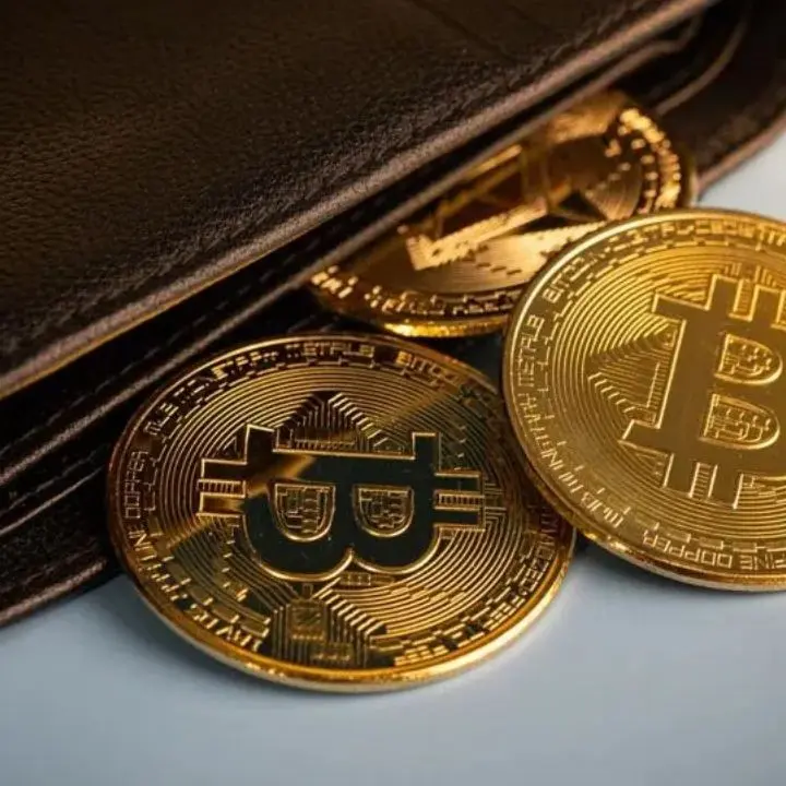 تراجع سهم "ستراتيجي" رغم إعلان احتياطي بـ1.4 مليار دولار لتمويل التوزيعات