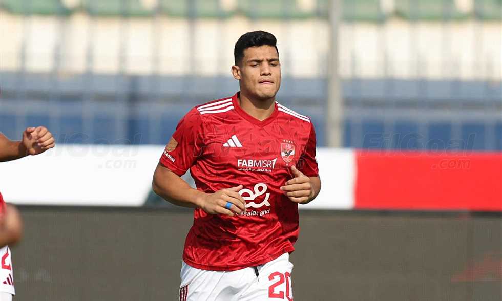 لاعب الأهلي المدافع مصطفى العش