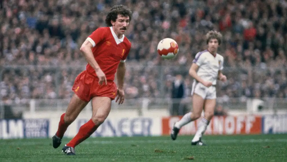 أسطورة الريدز يفتح النار على صلاح