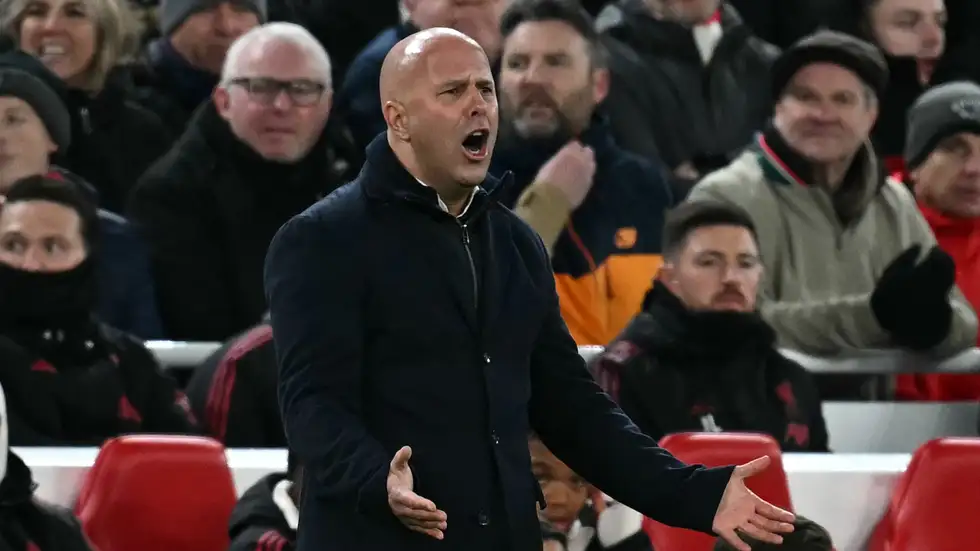 سلوت يبرر تهميش صلاح ويتكتم على مستقبله