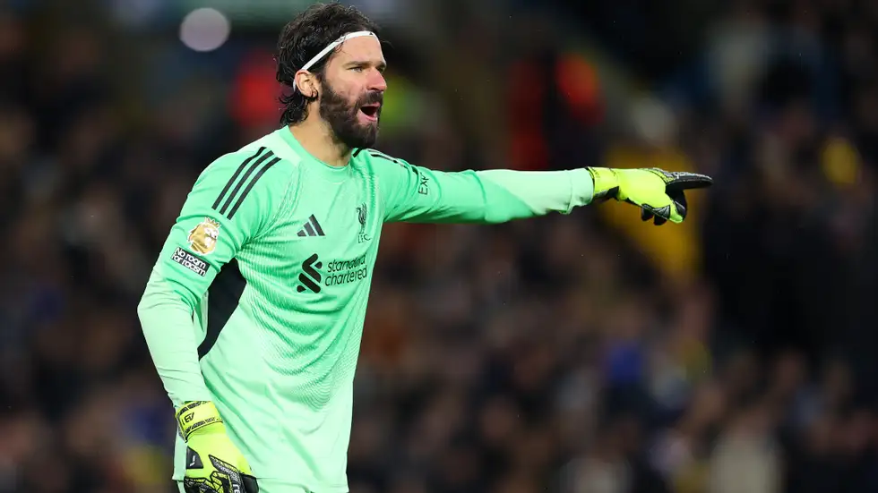 أليسون يعلق على تصريحات صلاح ضد المدرب