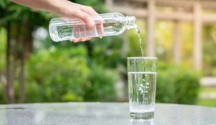 العلاج المنزلي الأقدم والأبسط… غرغرة الماء والملح للحلق الملتهب