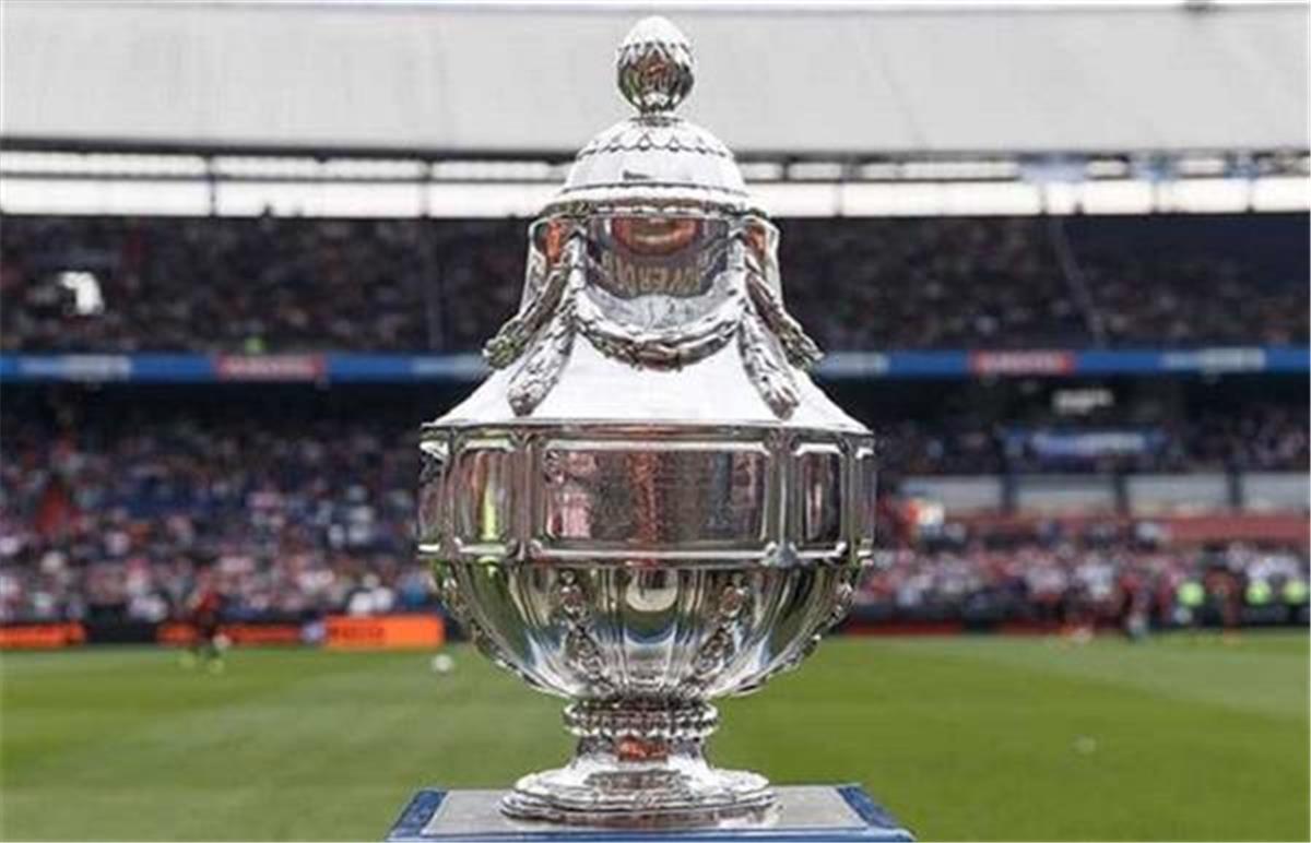 واقعة كروية نادرة في كأس هولندا.. غو أهيد إيغلز يجري 8 تبديلات في مباراة واحدة مستفيد من ثغرة قانونية