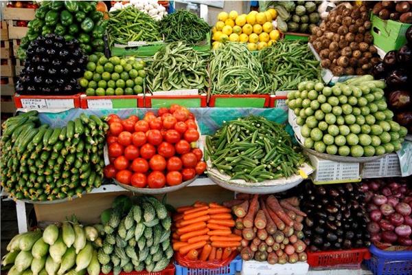 الخضروات متوفرة والموالح أرخص بـ30%.. حاتم النجيب يوضح المشهد