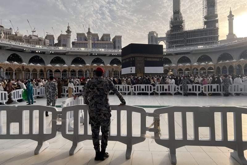 جندي سعودي ينقذ معتمر ألقى بنفسه من الأدوار العلوية في الحرم