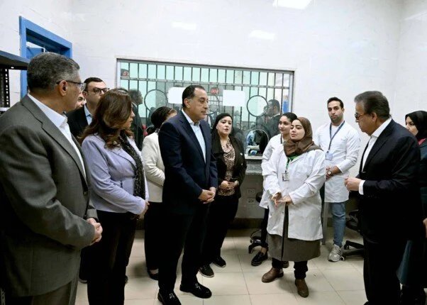 رئيس الوزراء يتابع عمليات التشغيل