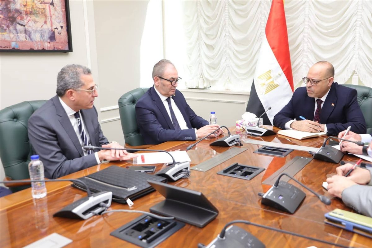 اجتماع موسع بين وزير العمل والقطاع الصناعي للملابس