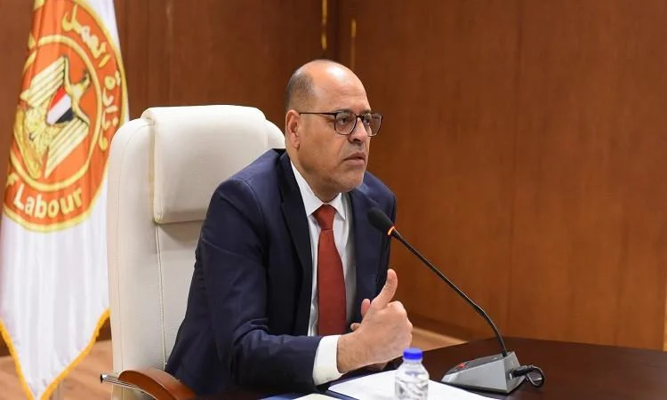 اجتماع موسع بين وزير العمل والقطاع الصناعي للملابس