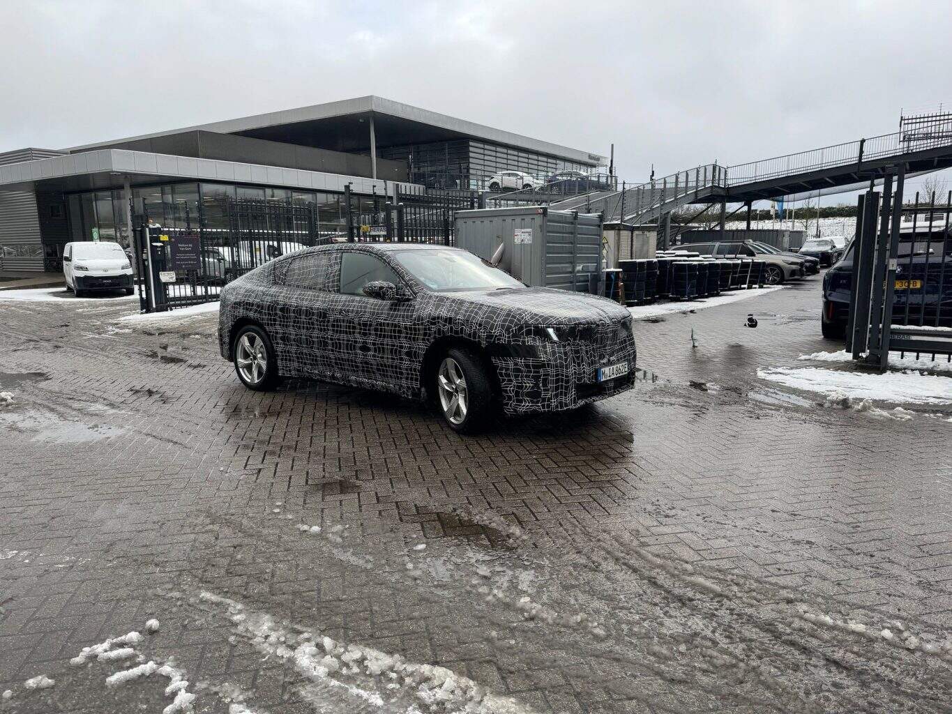 تصميم سيارة BMW iX4 الكهربائية