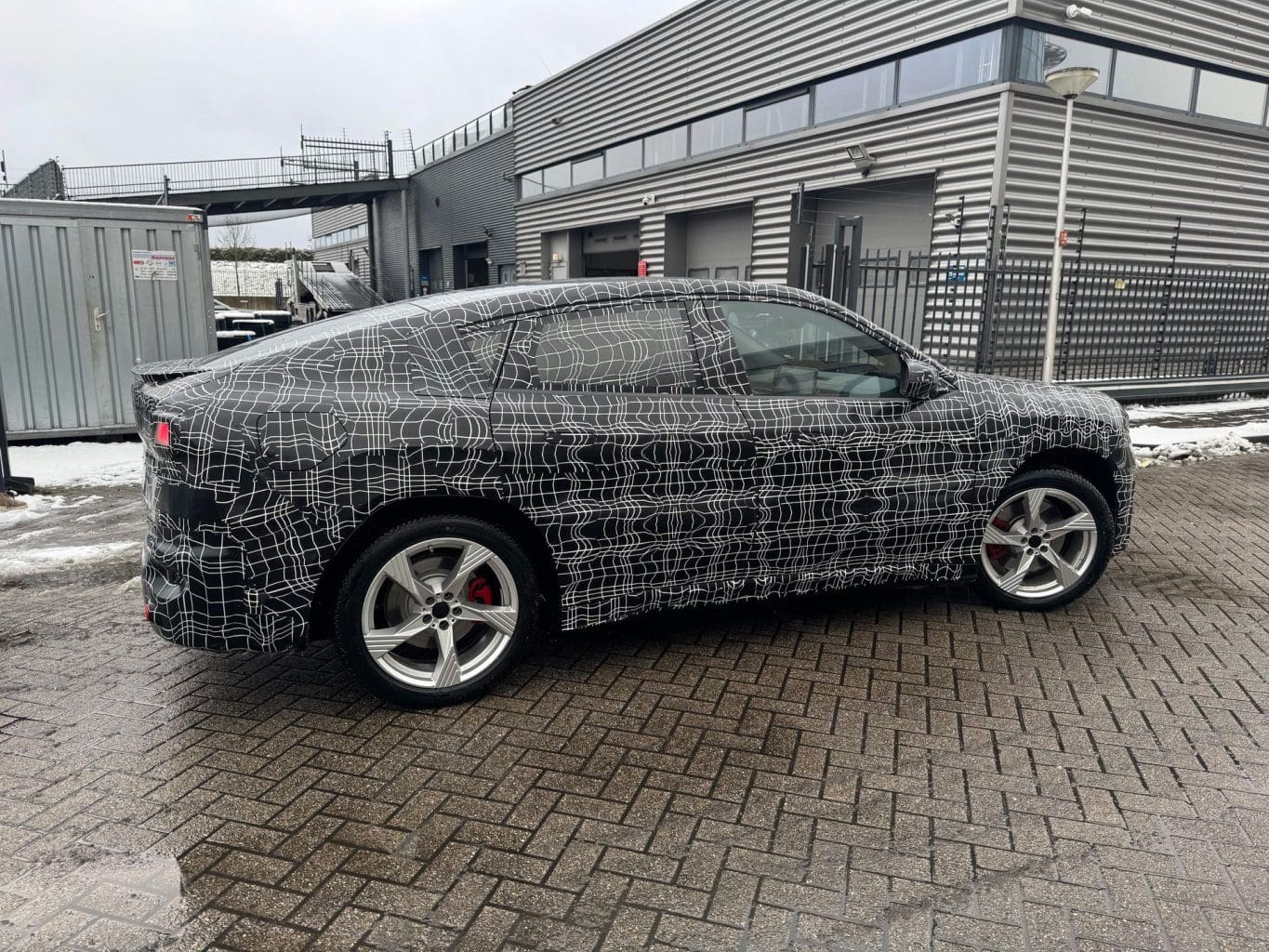 تصميم سيارة BMW iX4 الكهربائية