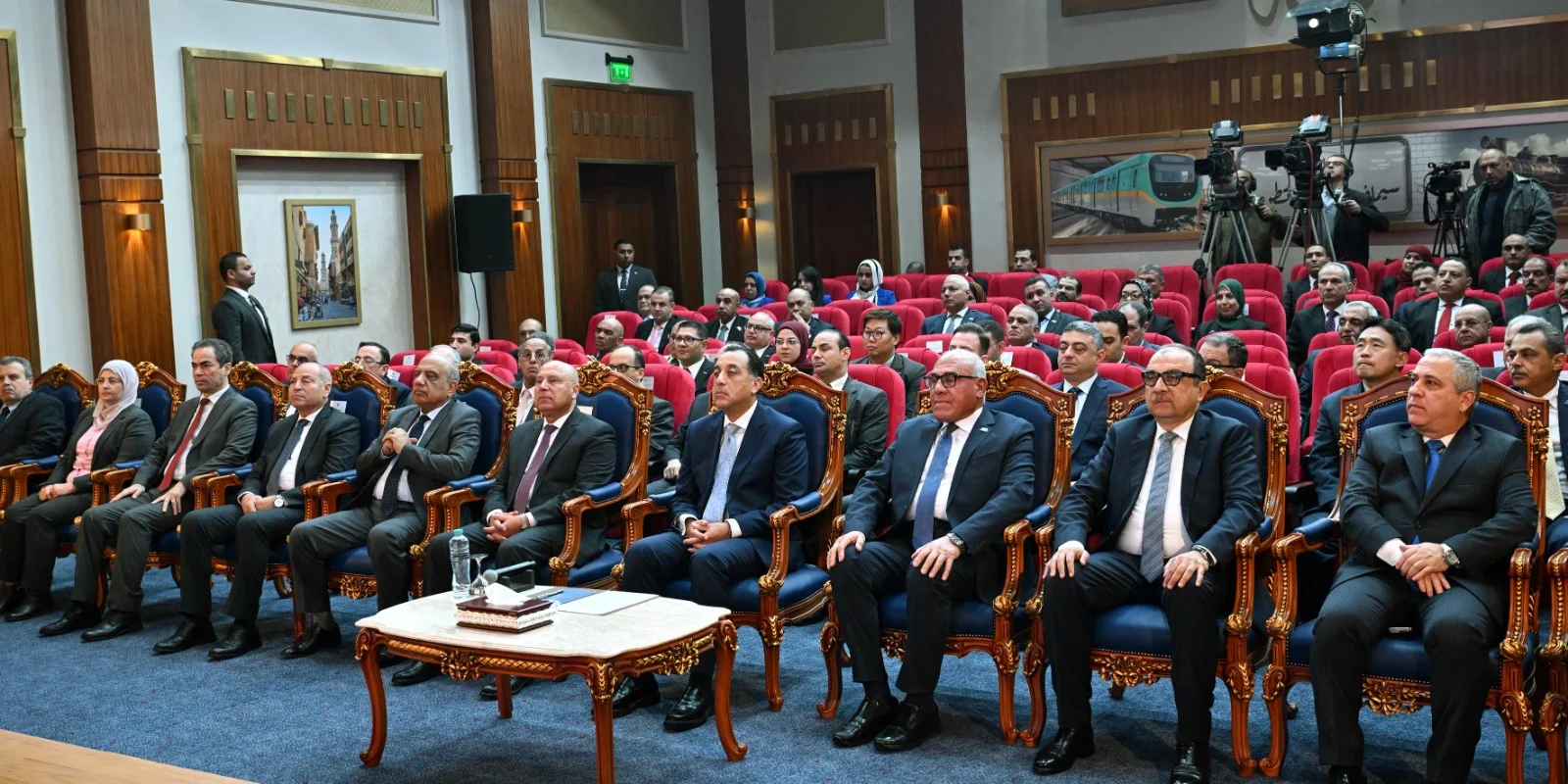 رئيس الوزراء المصري يتفقد أعمال تطوير مصنع السكك الحديدية بحلوان