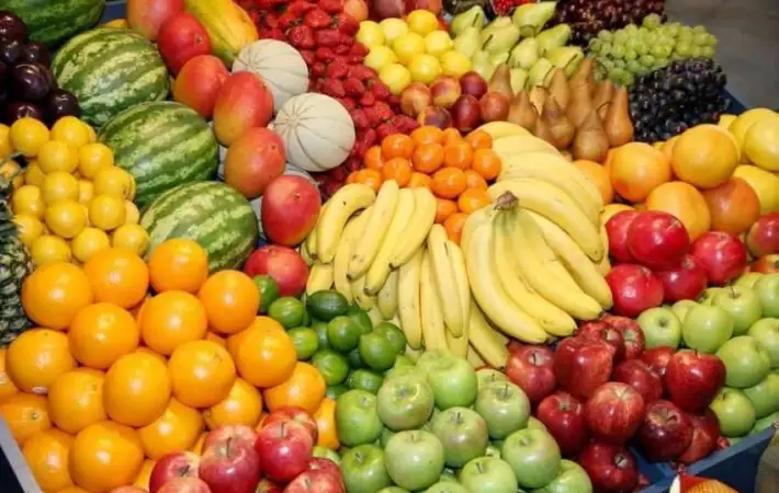 سعر الفاكهة اليوم في سوق العبور.. تباين واضح مع طرح الفاكهة الشتوية