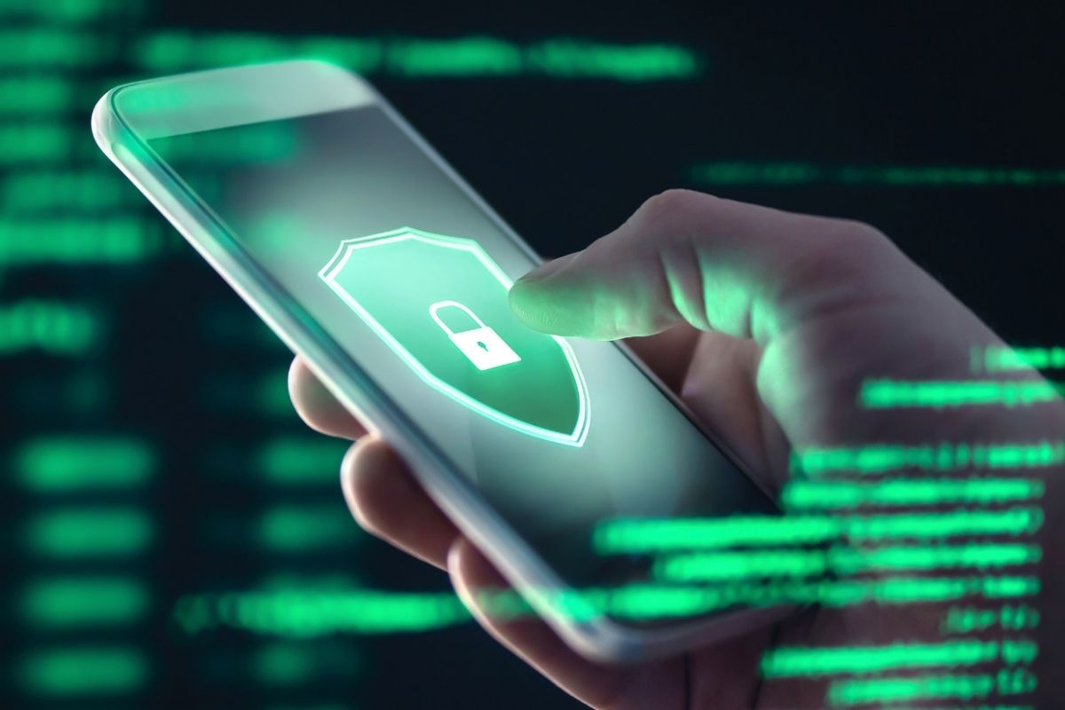 هاتفك تحت المراقبة؟ كيف تحمي بياناتك من التجسس في عصر الاختراقات الصامتة