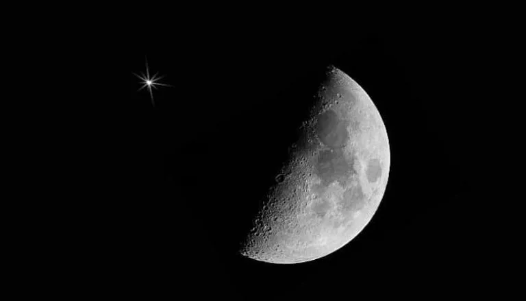 ربع القمر يزين السماء حاليًا