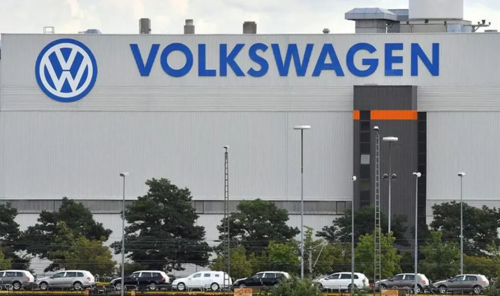 مصانع تسلا وفولكس فاغن